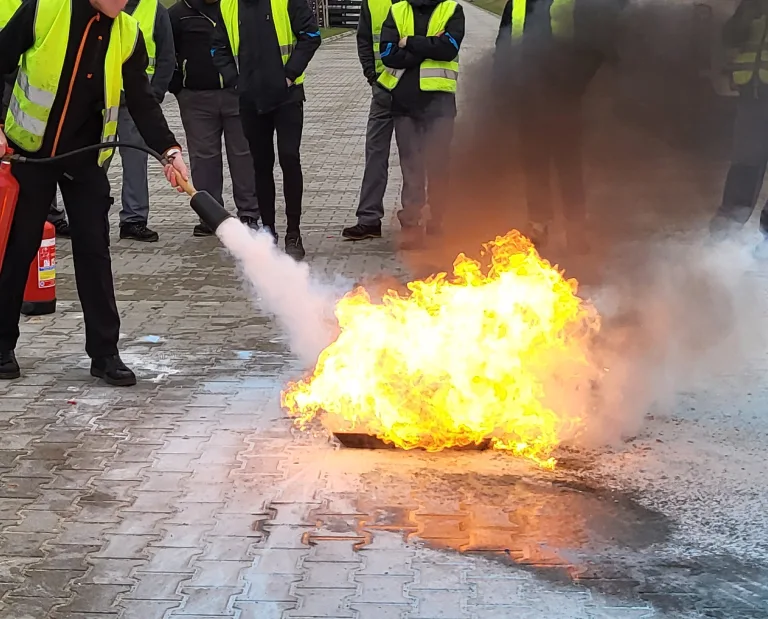 Kobieta chwytająca za gaśnicę